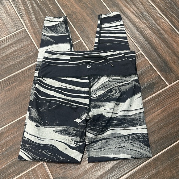 Lululemon - Picture 2 of 5